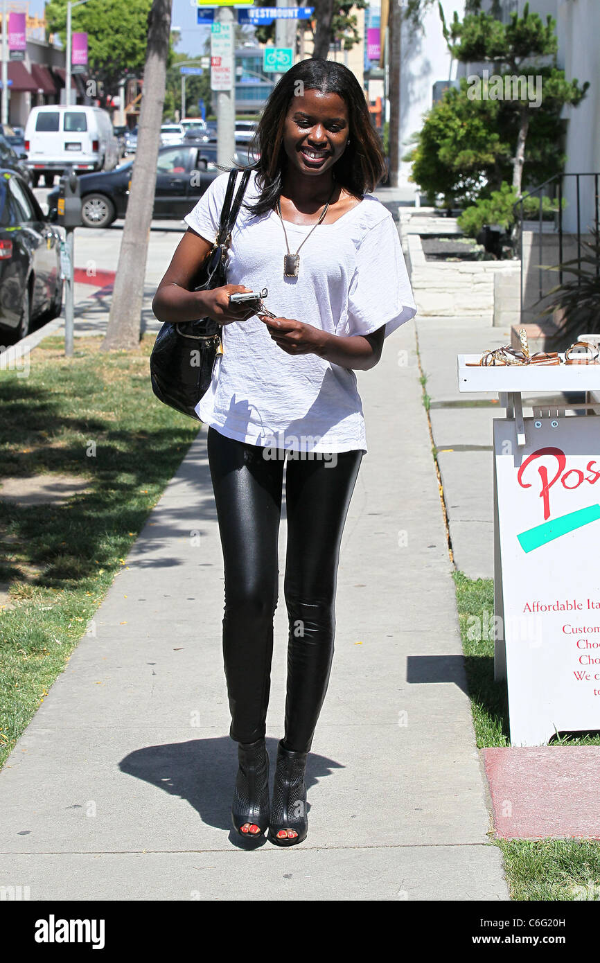 Englische TV-Moderatorin June Sarpong, tragen Leder-Leggings, unterwegs in  West Hollywood Los Angeles, Kalifornien Stockfotografie - Alamy