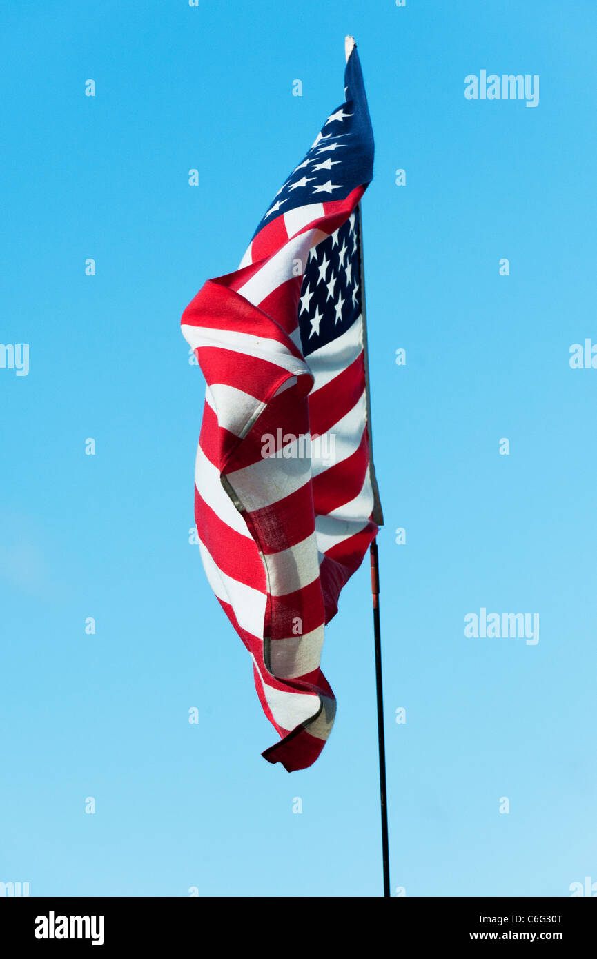 Amerikanische Flagge auf einem Fahnenmast im wind Stockfoto