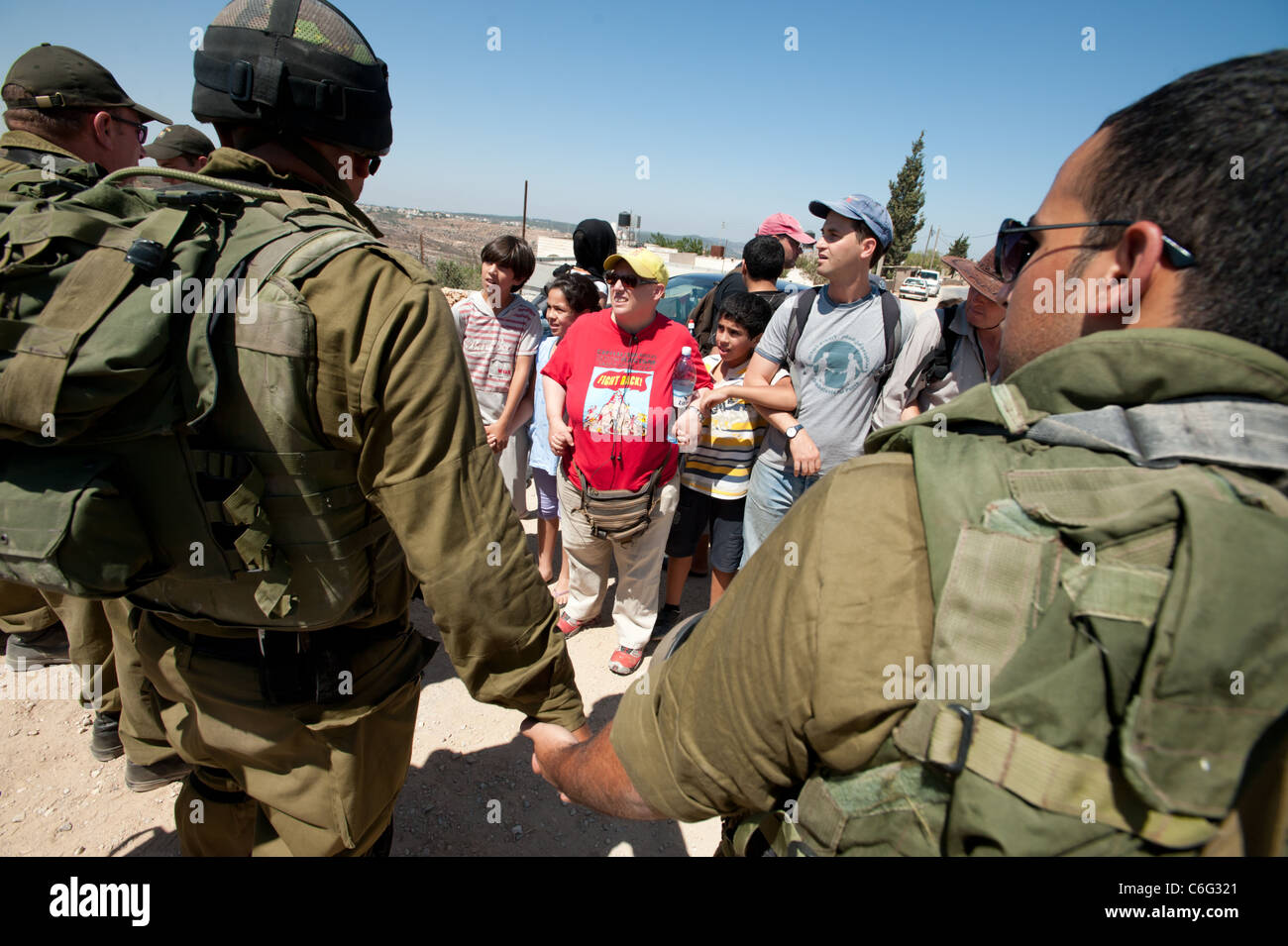 Israelische, palästinensische und internationale Aktivisten konfrontieren israelische Soldaten bei einem Protest gegen Israels Trennmauer. Stockfoto