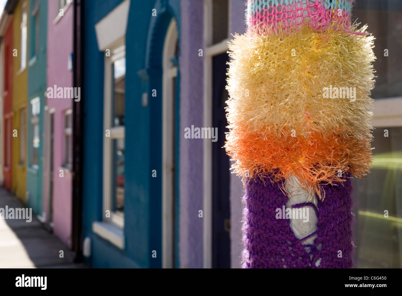 gestrickte Ärmel um einen Laternenpfahl vor Multi farbige Terrasse beherbergt Southsea England uk Stockfoto