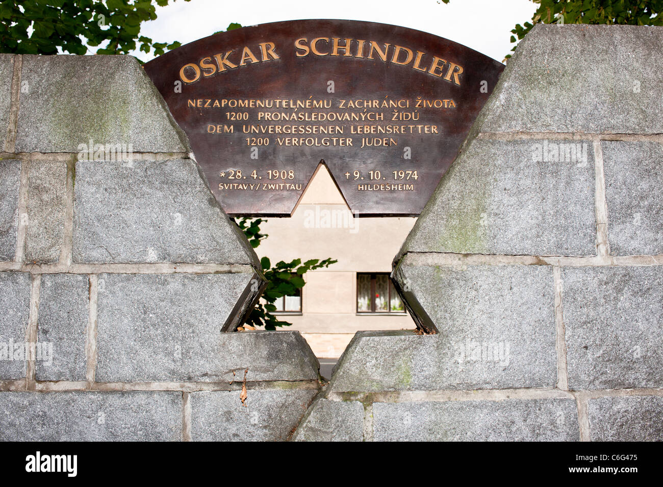 Detail des Denkmals an Oskar Schindler über die Straße-gegenüber von seinem Geburtshaus (im Hintergrund zu sehen) in seiner Heimatstadt. Stockfoto
