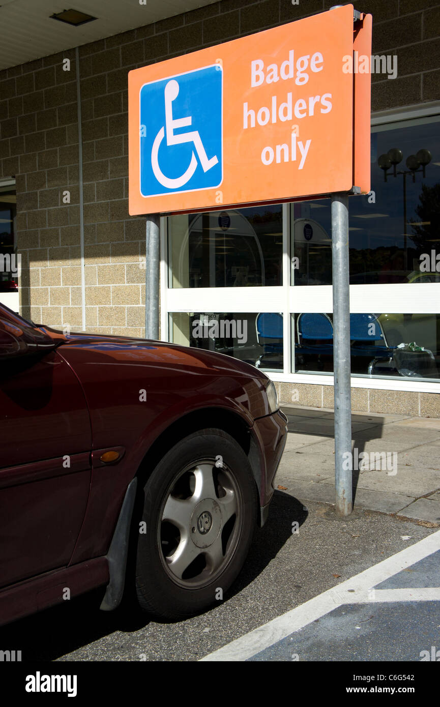 Ein Auto geparkt in blue-Badge deaktiviert Bucht in einem Supermarkt, uk Stockfoto
