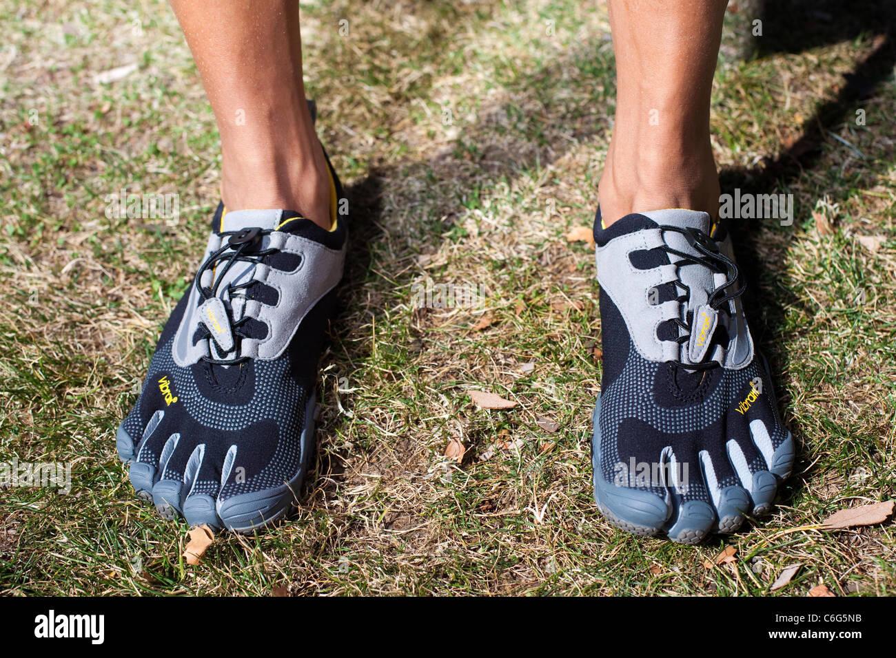 Mann mit Vibram Fivefingers Schuhe. Stockfoto