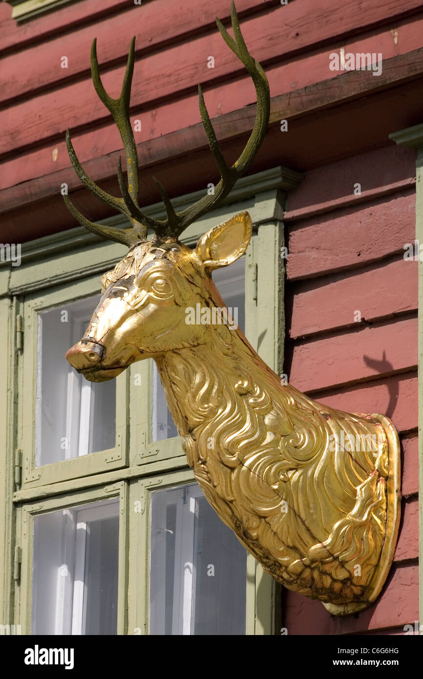 Norwegen Bergen Bryggen goldene Hirsch carving Stockfoto