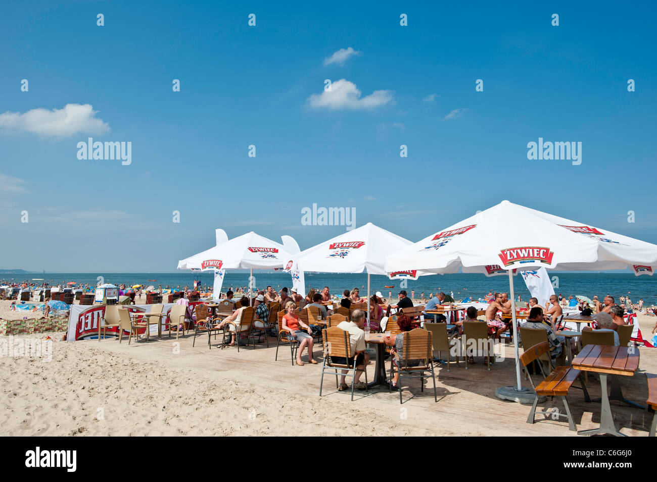 Bar mit Sandstrand an der Ostseeküste, Swinoujscie, Polen Stockfoto