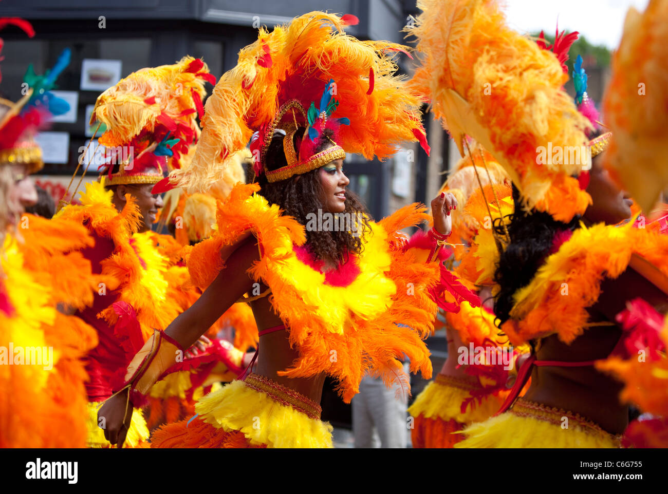 Samba-Schultänzer am Notting Hill Carnival, London, England, GB. Stockfoto
