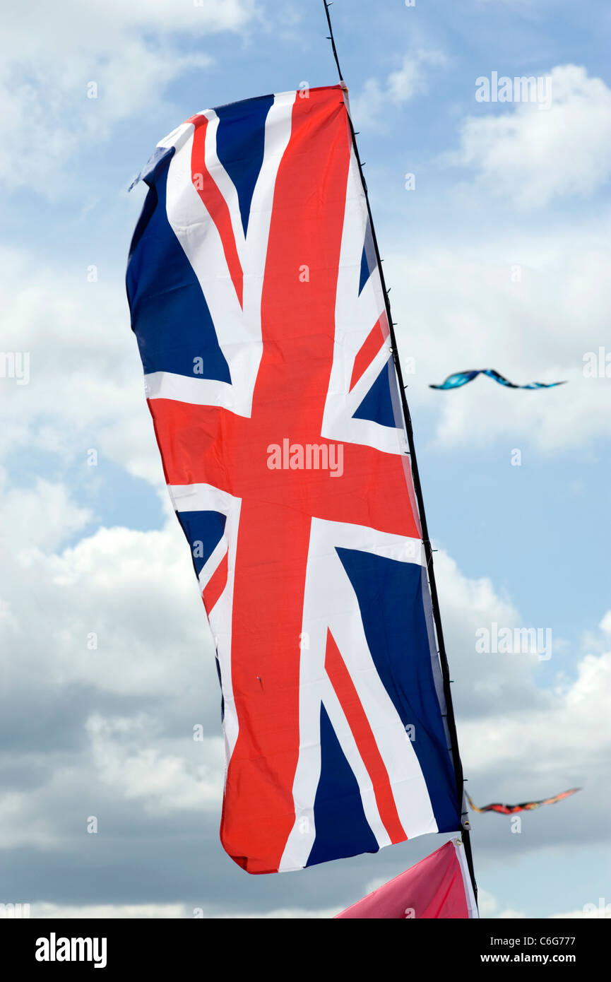 Union Jack-Flagge vor einem blauen Himmel fliegen Drachen hinter Stockfoto