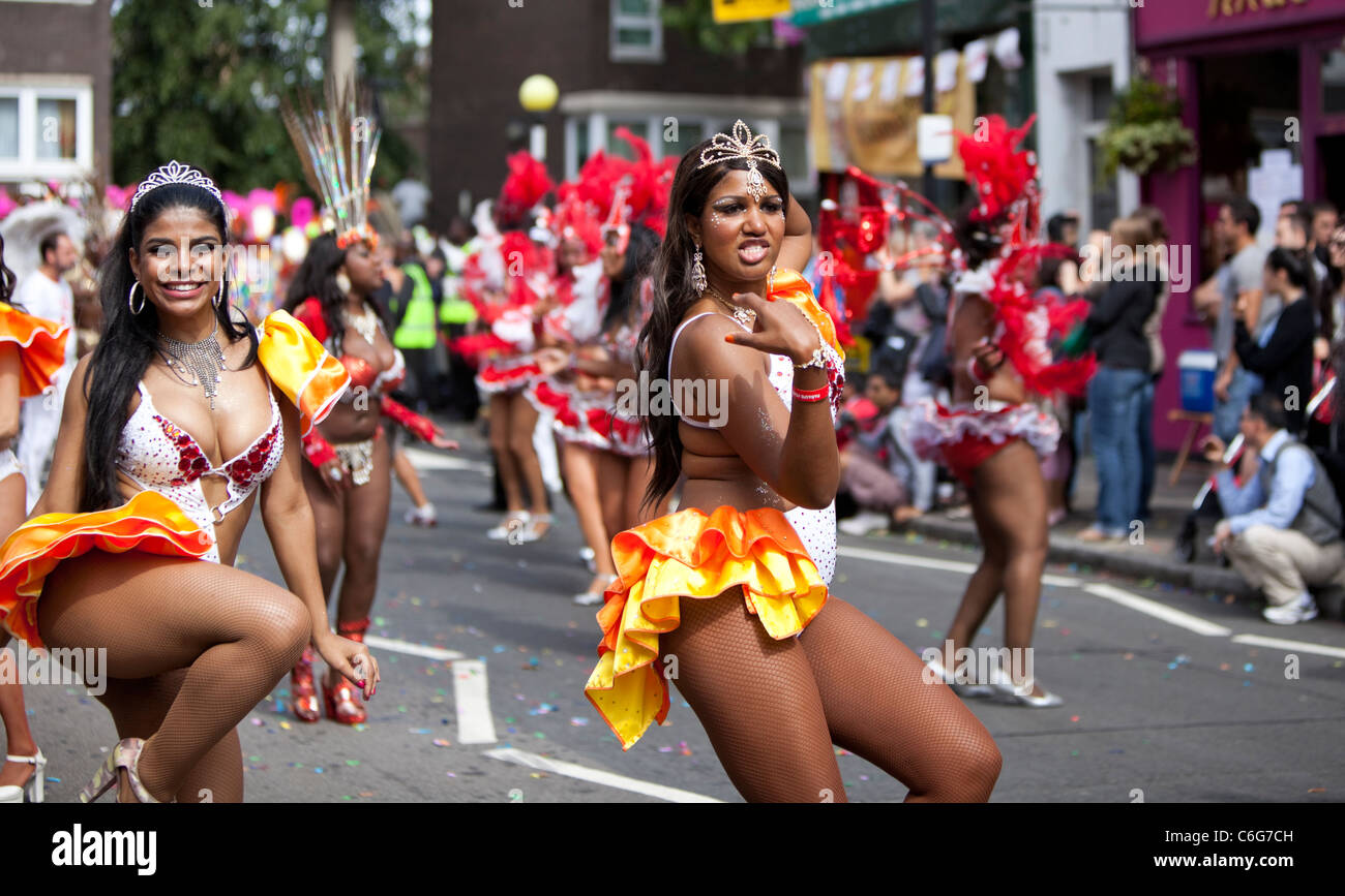 Samba-Schultänzer beim Notting Hill Carnival, London, England, Großbritannien. Stockfoto