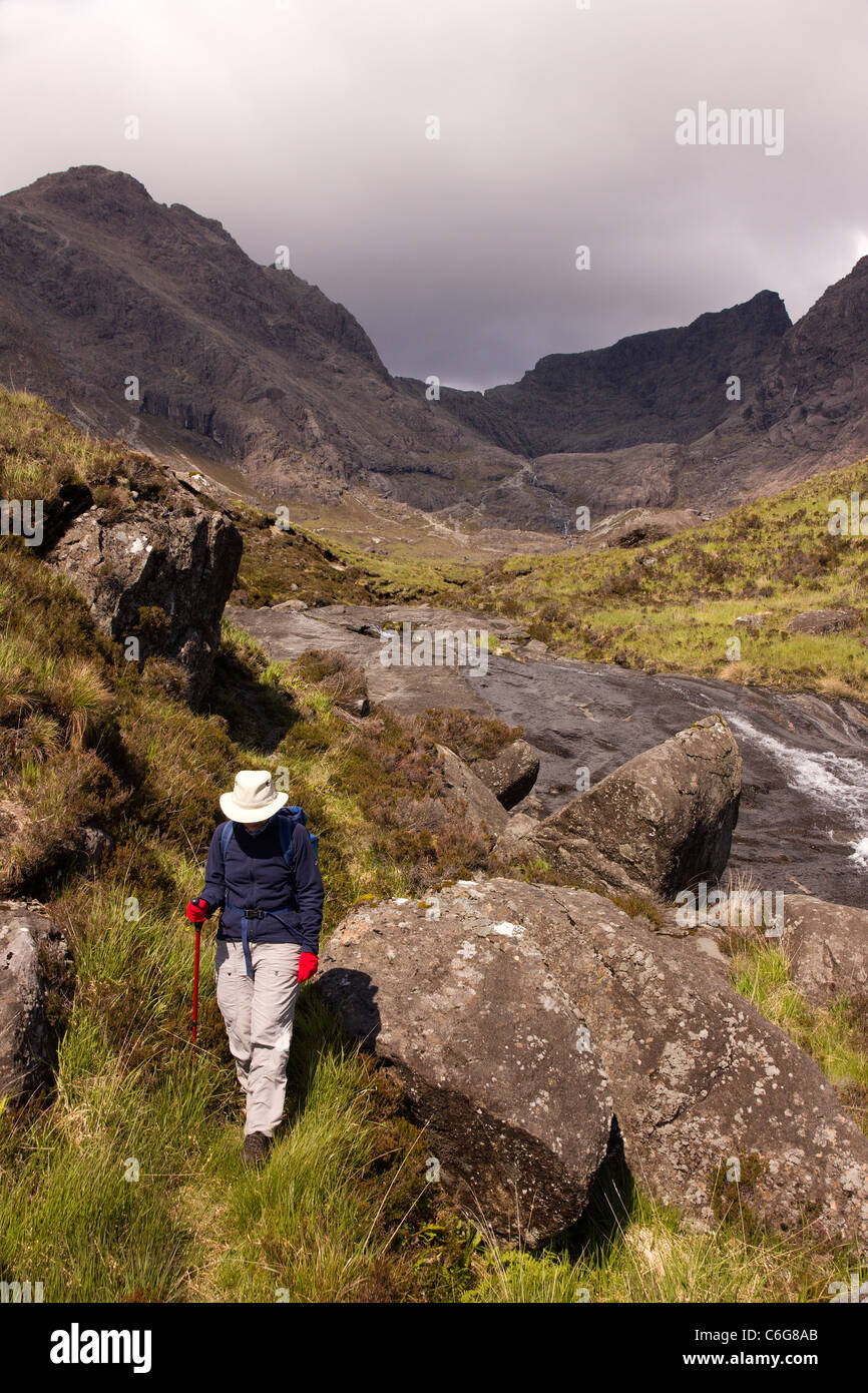 Einsame weibliche Hügel-Walker absteigend von Corrie von Coire Lagan in Black Cuillin Berge, Isle Of Skye, Schottland, Großbritannien Stockfoto