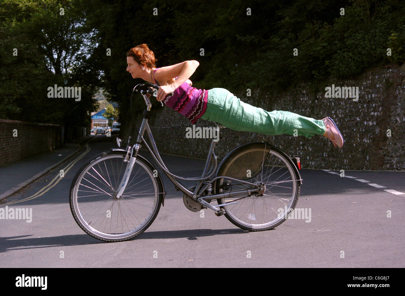 Carmen Slijpen von Lewes probt für das Fahrrad-Ballett, die Teil der autofreie Tag in Brighton UK werden Stockfoto