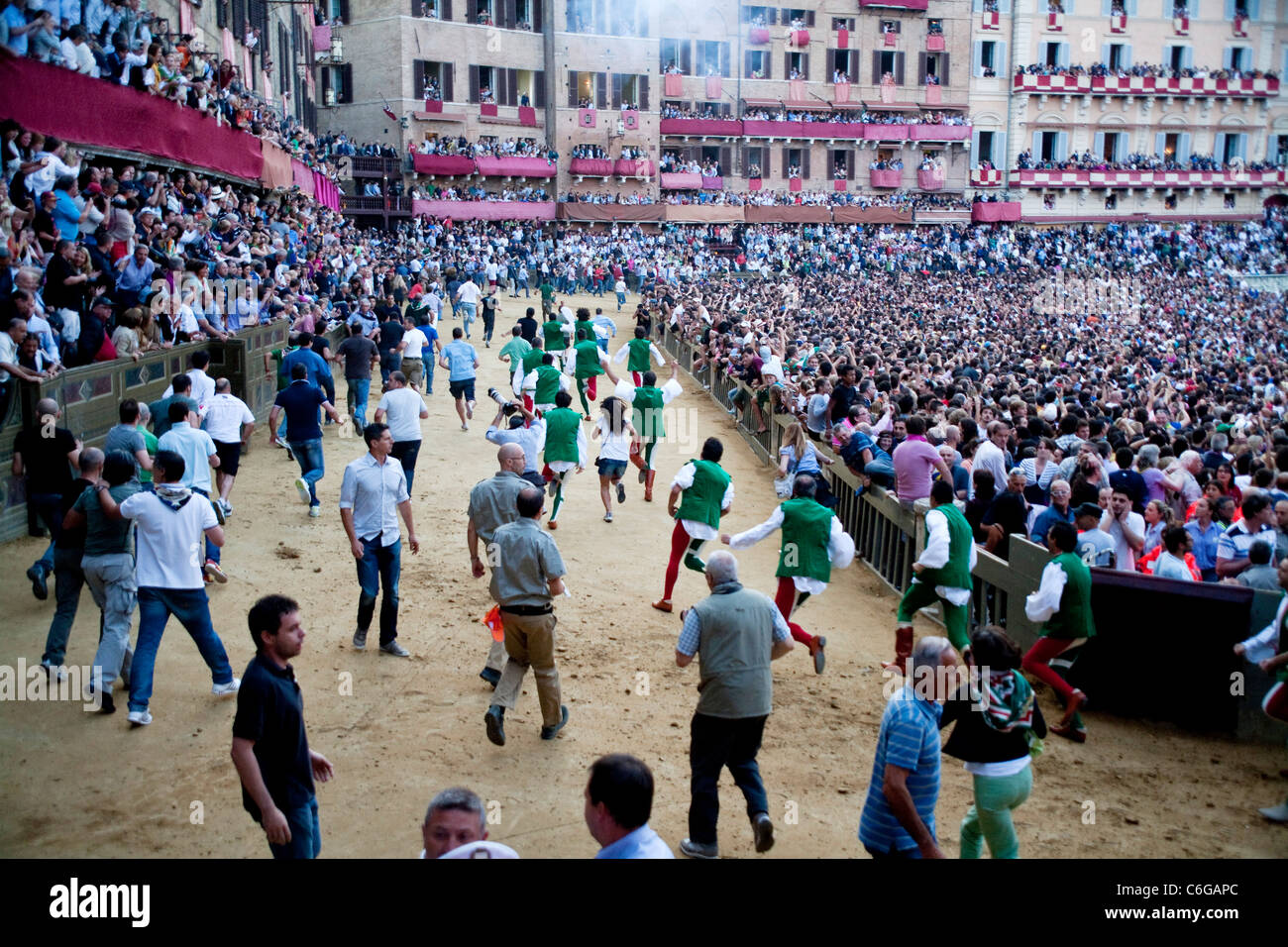 Palio di Siena 2011, Juli 2. Pferderennen: Pferde Rennen und historische Parade. Piazza del Campo, Palio Siena. Nur zur redaktionellen Verwendung. Stockfoto