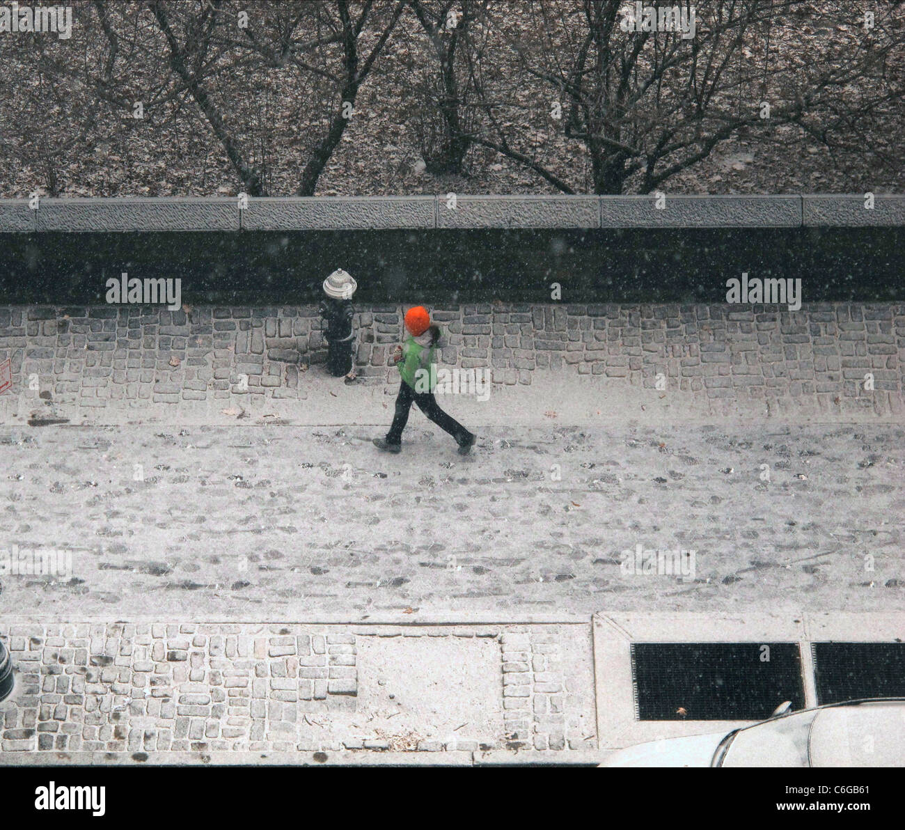 Central Park West, Person, Wandern im Schnee w / roten Hut Stockfoto