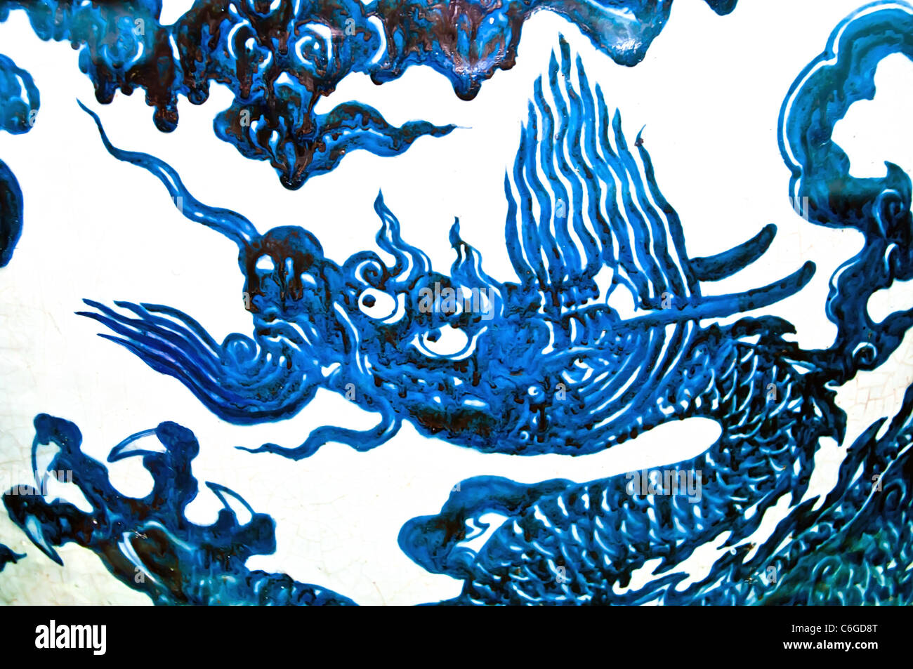 Blaue chinesische Drache auf weißem Hintergrund, Dekoration einer Ming-Vase Stockfoto