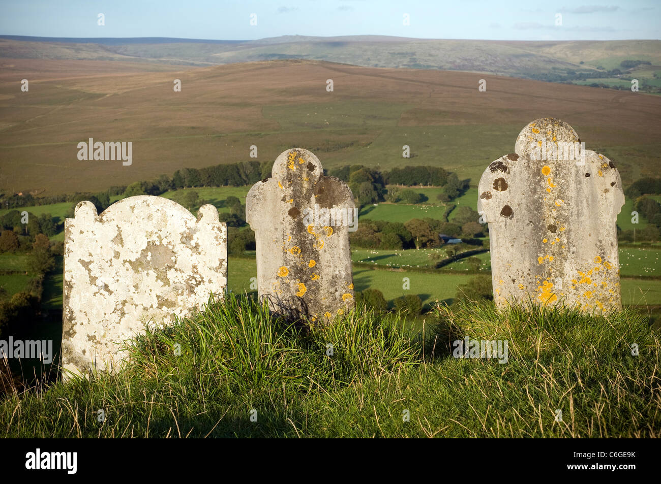 Blick vom Brent Tor der Gräber am Westrand von Dartmoor, nördlich von Tavistock, konfessionsgebundene, Kirchenbank, Ort, Gebet, religion Stockfoto