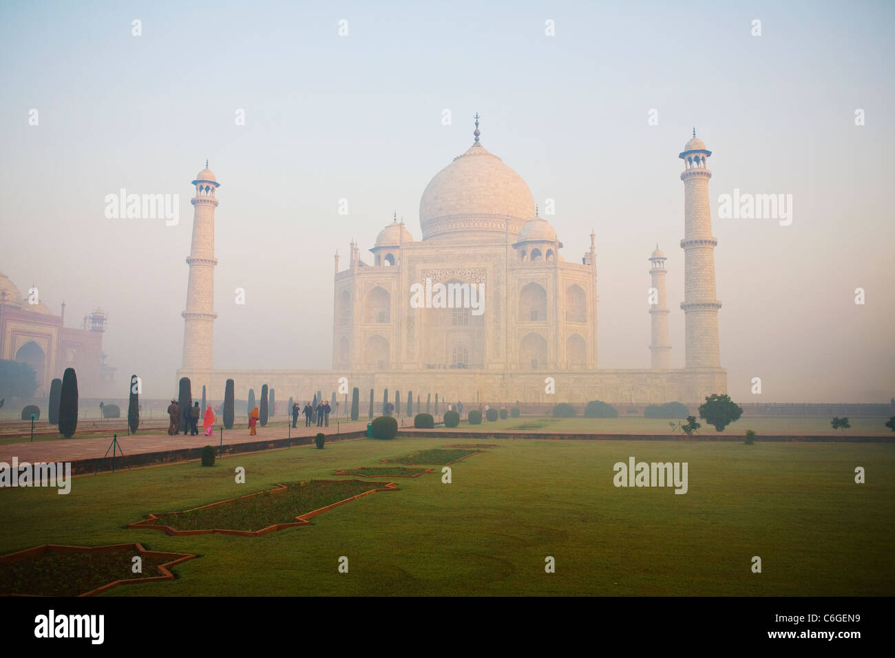Erstes Licht am Taj Mahal in Agra im Staat Uttar Pradesh, Indien Stockfoto