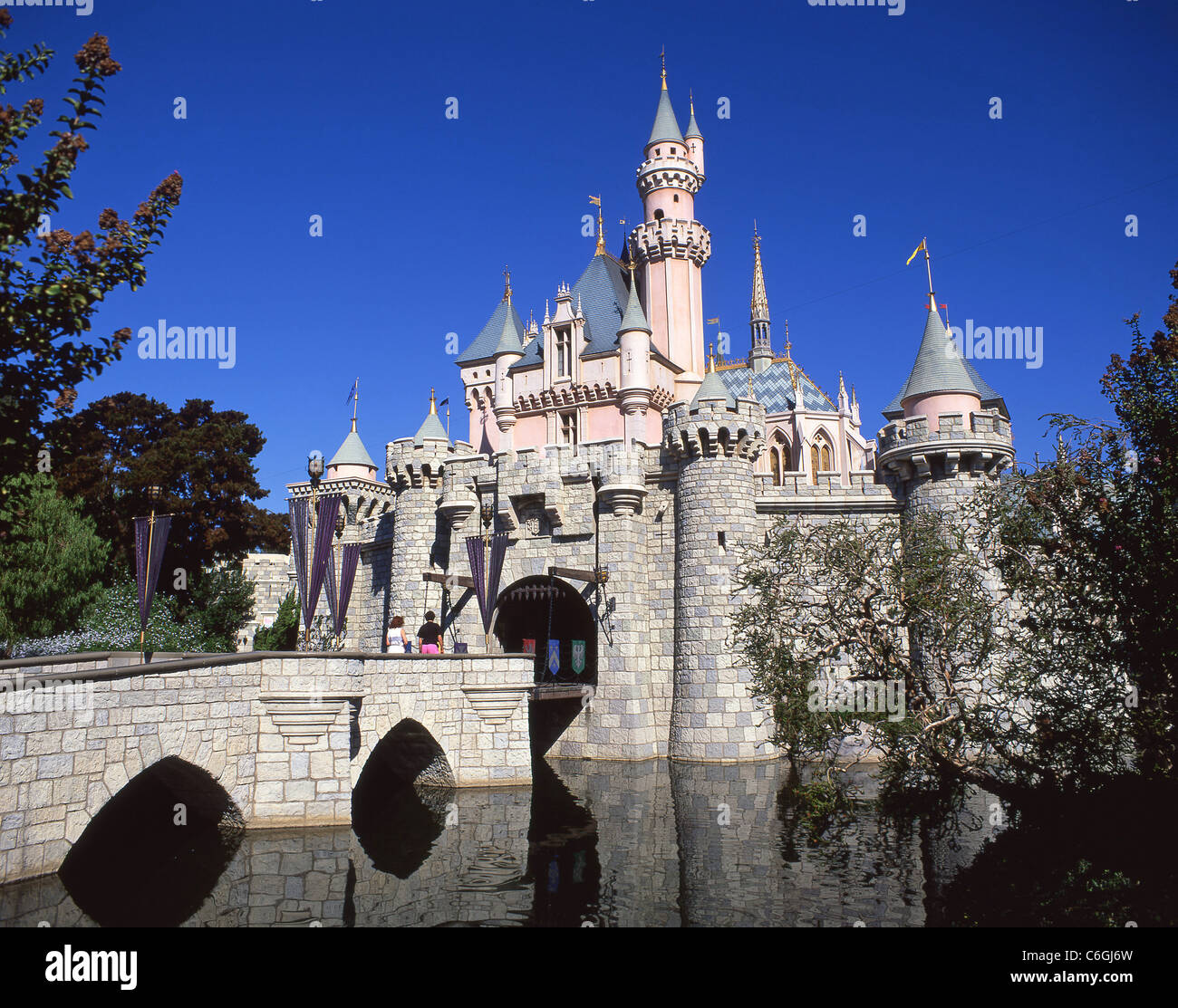 Schnee weiße Burg, Fantasyland, Disneyland, Anaheim, California, Vereinigte Staaten von Amerika Stockfoto