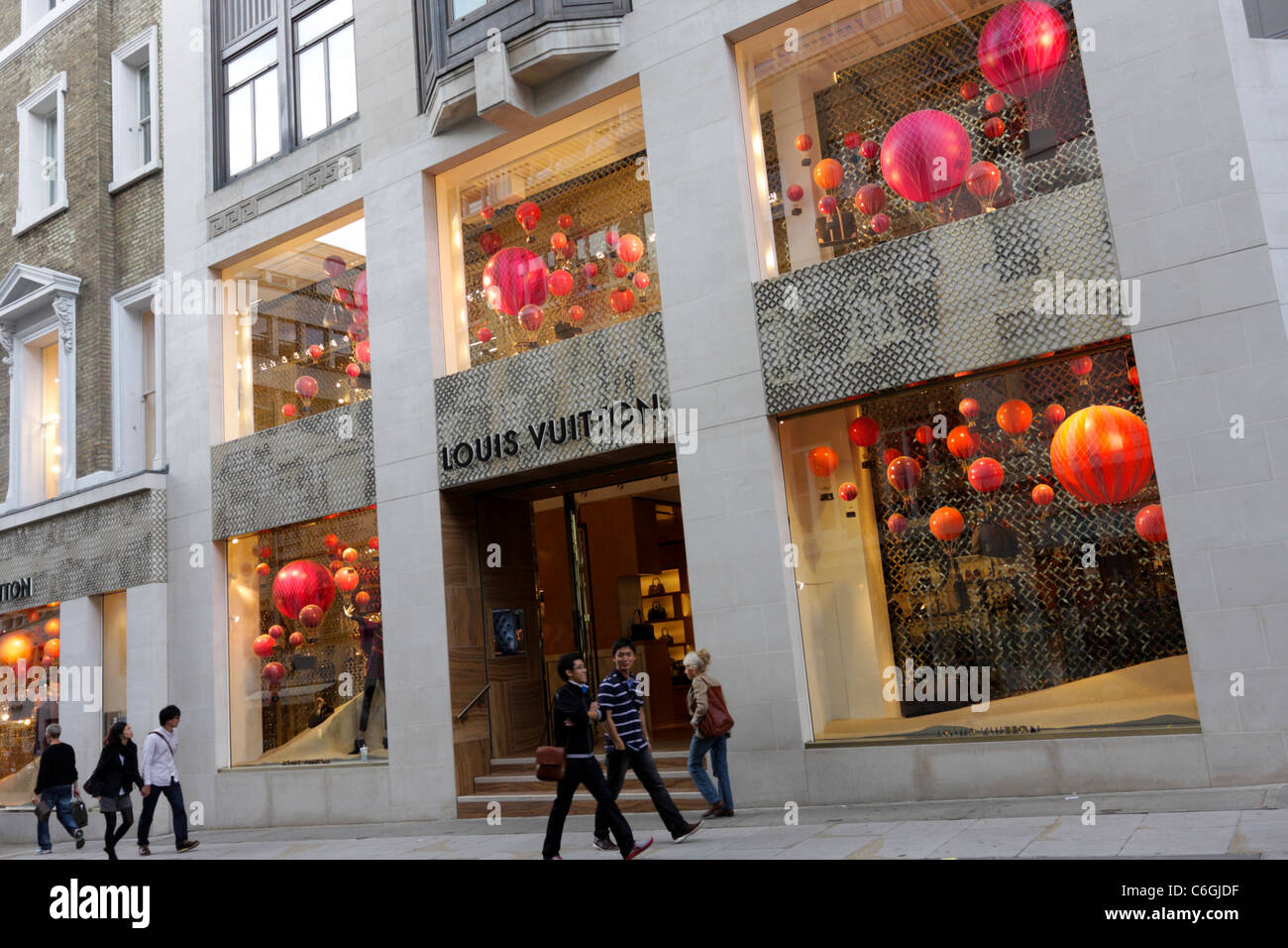 Louis Vuitton Schaufenster Anzeige an Ihren Flagship Store in New Bond Street, London Stockfoto ...
