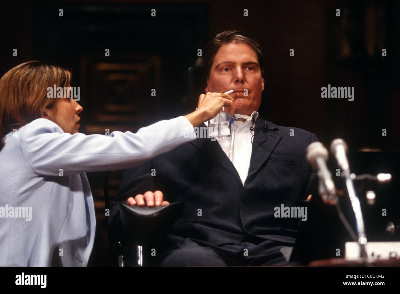 Gelähmte Schauspieler Christopher Reeves und Frau Dana Zeugen vor dem Senat am Rückenmarksforschung. Stockfoto