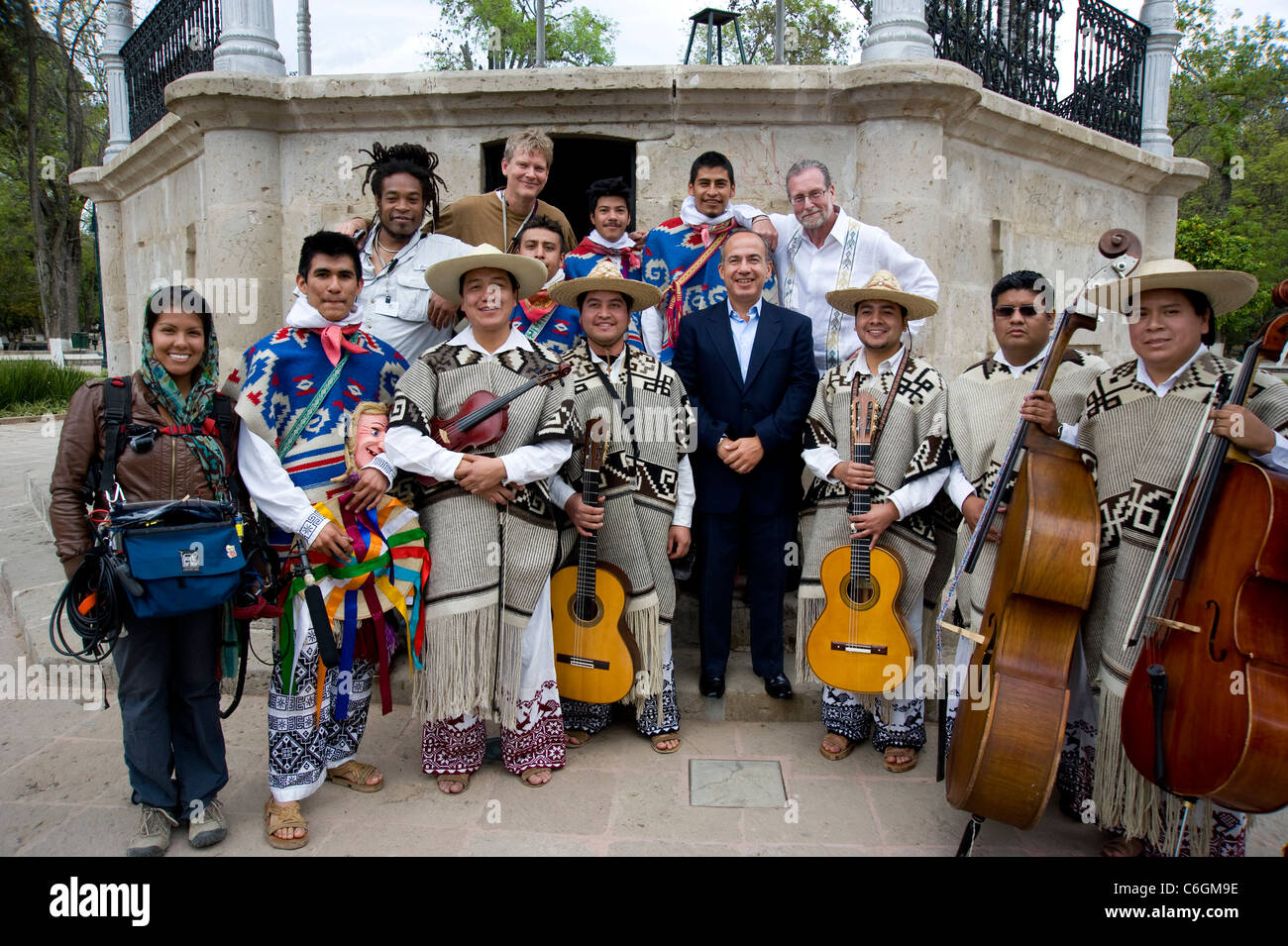 Präsident Felipe Calderon, stellt zusammen mit der Crew-Mitglieder, für ein Foto mit Mariachi-Band im Park in Morelia, Mexiko Stockfoto