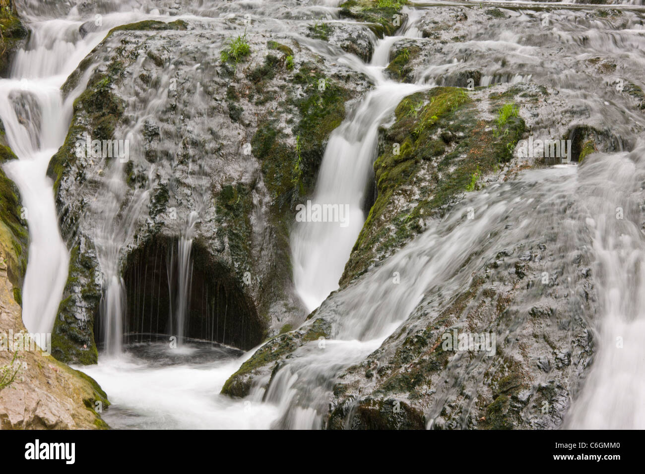 Kaskade über Marmor auf dem Fluss Trigrad, Trigrad-Schlucht, Rhodopi Gebirge, Bulgarien Stockfoto