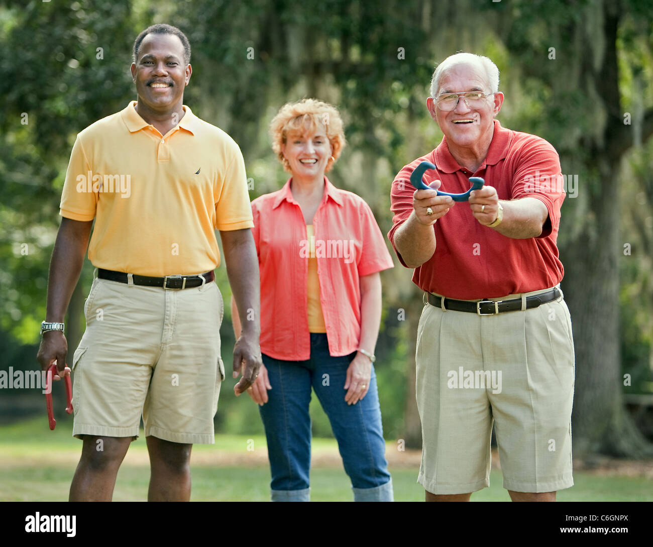 Familie und Freunde spielen Hufeisen für einen aktiven, gesunden Lebensstil. Stockfoto