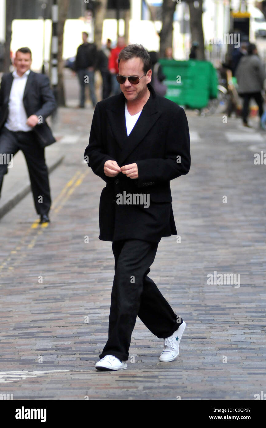 Kiefer Sutherland läuft Besorgungen in Soho. Sutherland ist in London wegen der Vulkanaschewolke aus Island gestrandet. London, Stockfoto