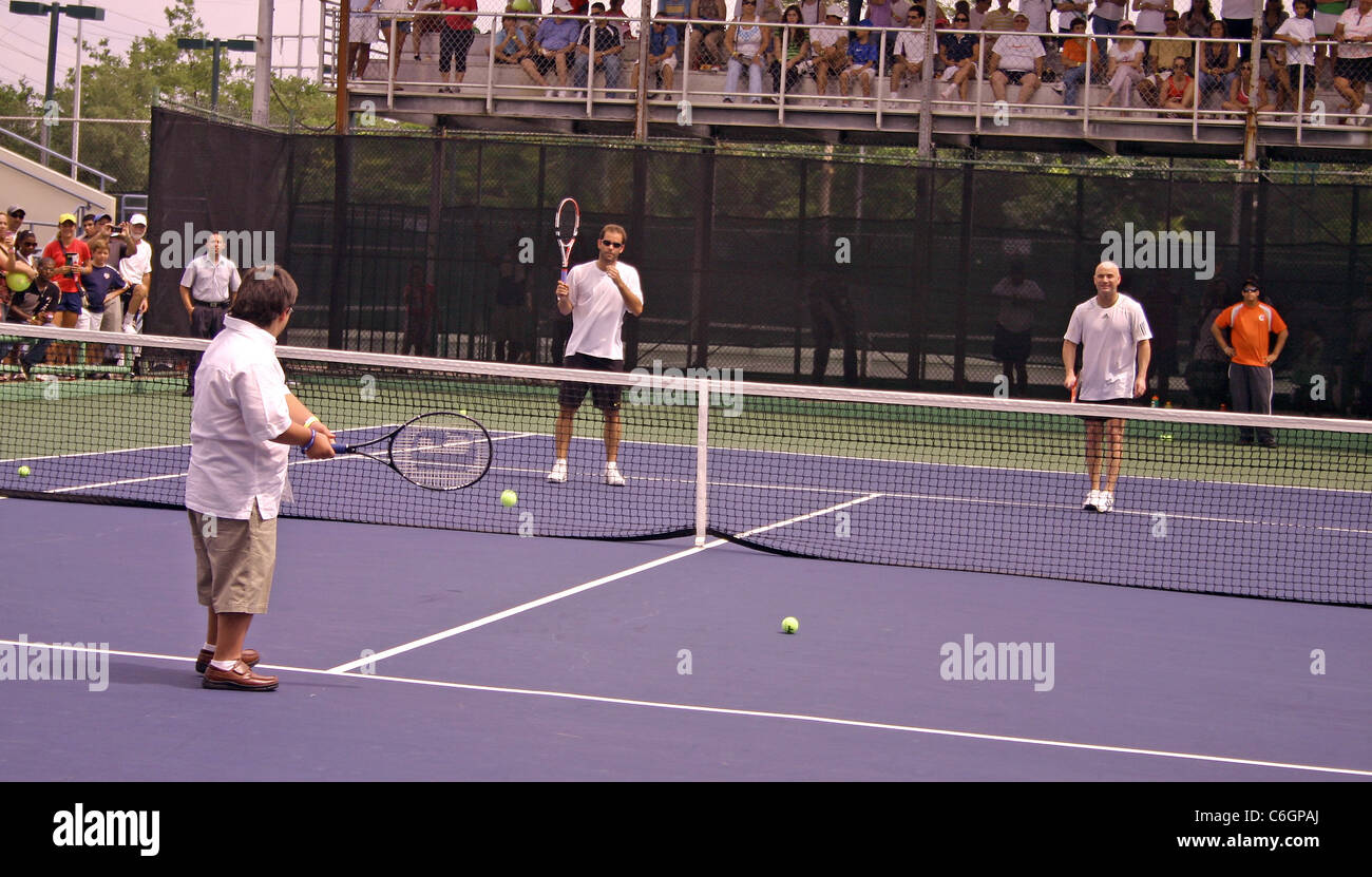 Pensionierte US Tennis Meister Andre Agassi und Pete Sampras öffnen eine kostenlose Tennis-Klinik für junge Kinder zu ermutigen, die Stockfoto