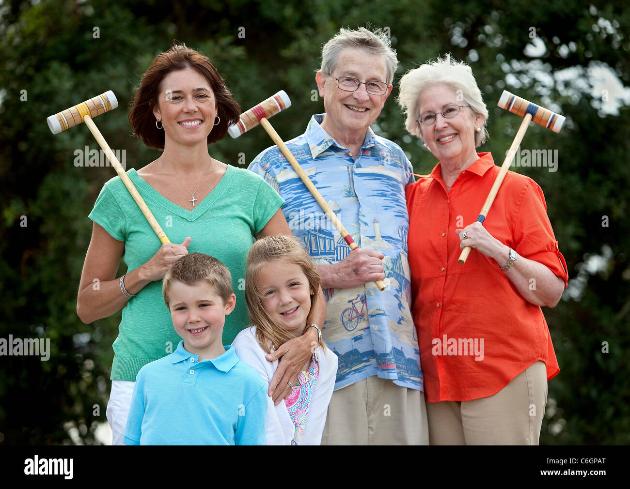 Mehr-Generationen-Familie mit Krocket-Sticks. Stockfoto