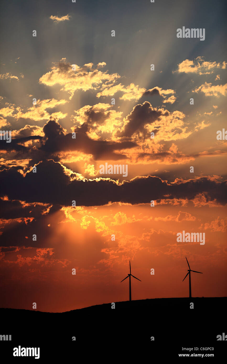 Wind Farm Silhouette bei Sonnenuntergang Griechenland Stockfoto