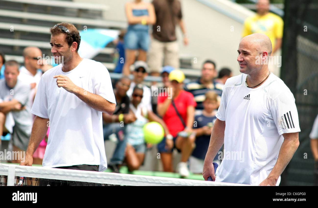 Pensionierte US Tennis Meister Andre Agassi und Pete Sampras öffnen eine kostenlose Tennis-Klinik für junge Kinder zu ermutigen, die Stockfoto