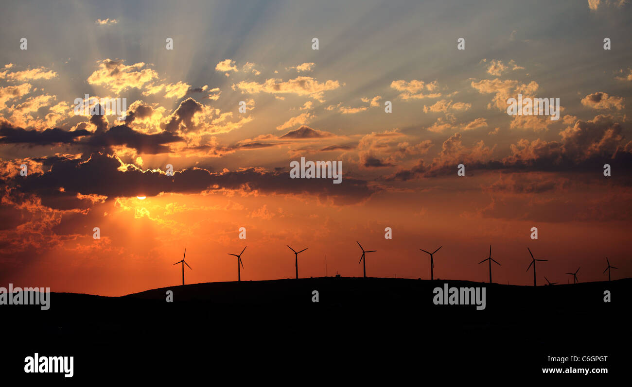 Wind Farm Silhouette bei Sonnenuntergang Griechenland Stockfoto