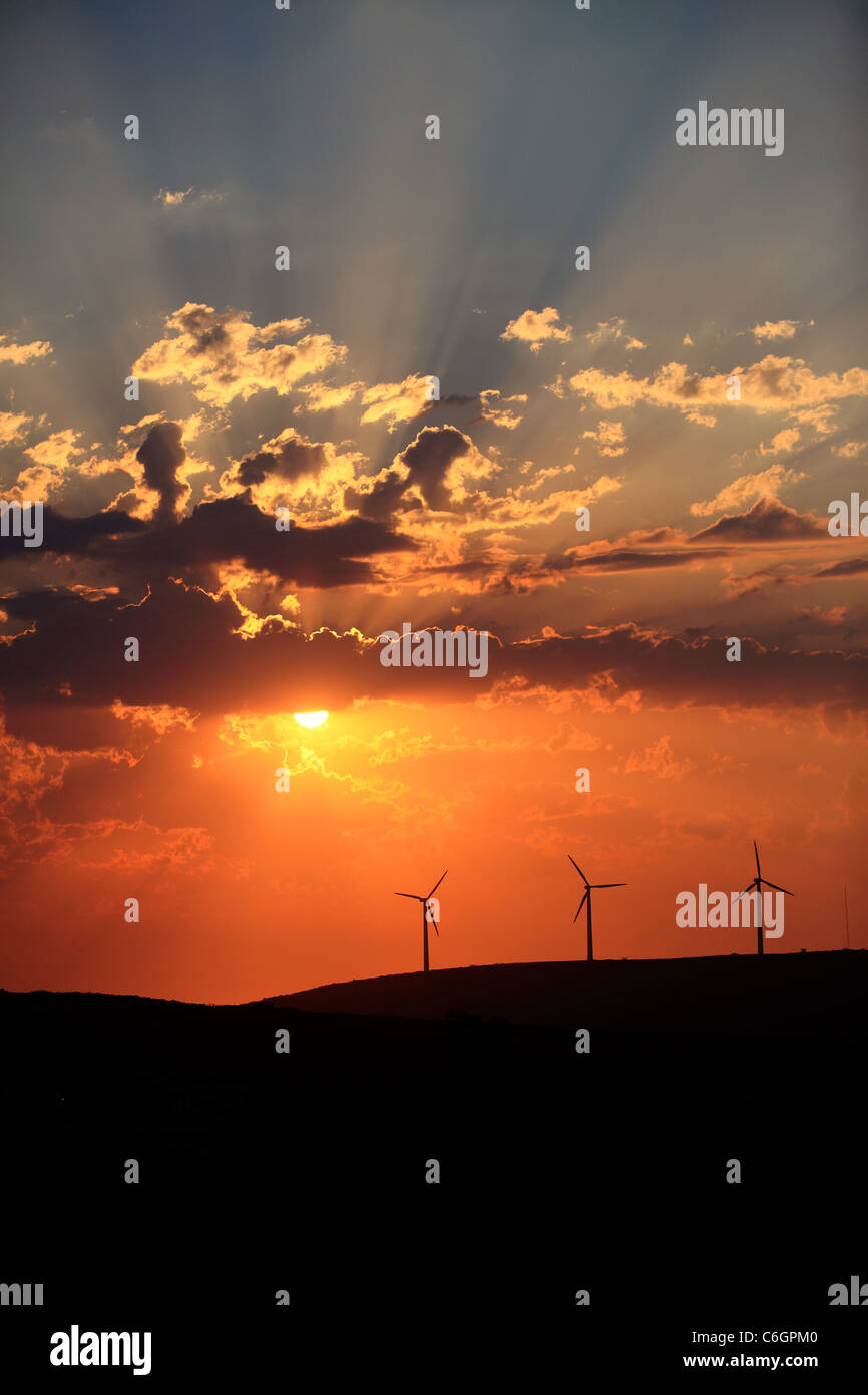 Wind Farm Silhouette bei Sonnenuntergang Griechenland Stockfoto