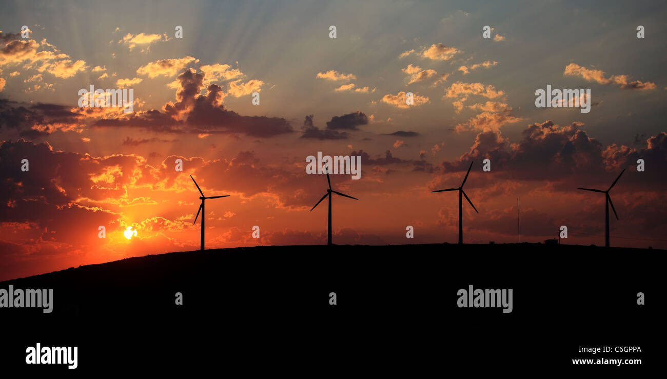 Wind Farm Silhouette bei Sonnenuntergang Griechenland Stockfoto