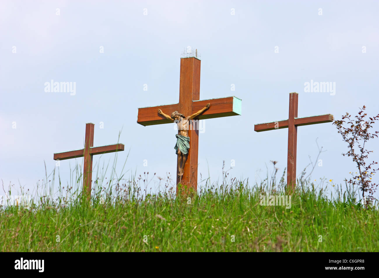 Jesus Christus gekreuzigten Symbol der ewigen Liebe Gottes auf dem Hügel Stockfoto