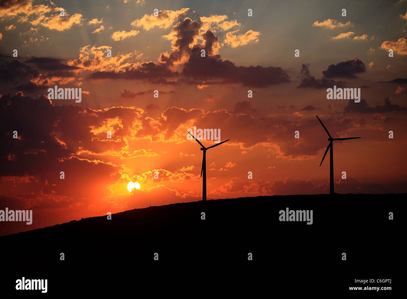 Wind Farm Silhouette bei Sonnenuntergang Griechenland Stockfoto