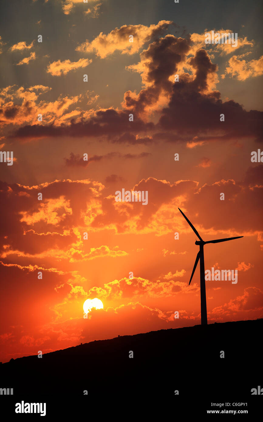 Wind Farm Silhouette bei Sonnenuntergang Griechenland Stockfoto