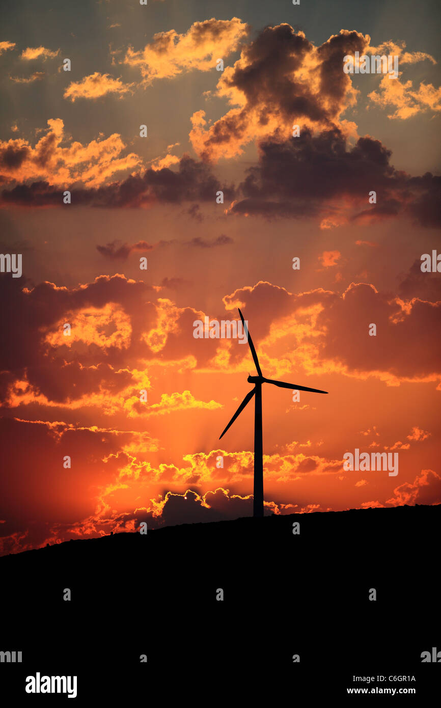 Wind Farm Silhouette bei Sonnenuntergang Griechenland Stockfoto