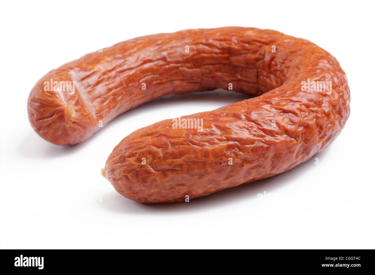 geräucherte Wurst über weiß Stockfoto