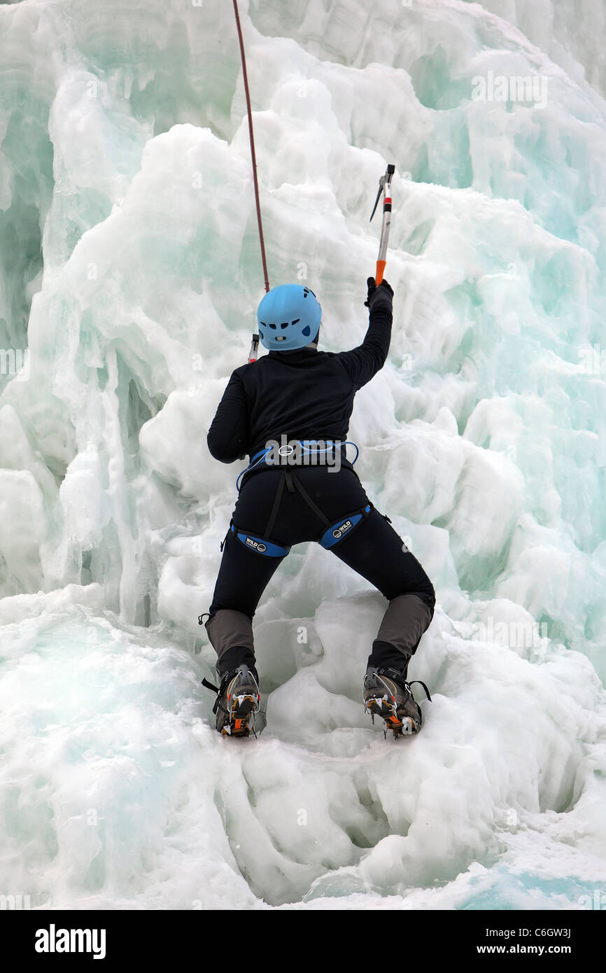 Junge Frau, Eisklettern. Stockfoto