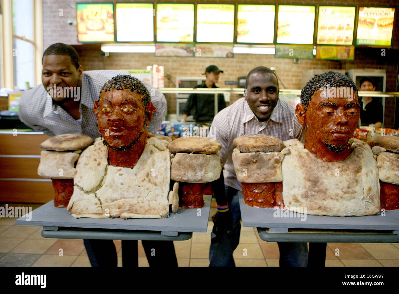 Top NFL Entwurf Perspektiven Ndamukong Suh und C. J. Spiller enthüllen ihre lebensgroße Büsten aus Peperoni bei Subway Sandwich gemacht Stockfoto