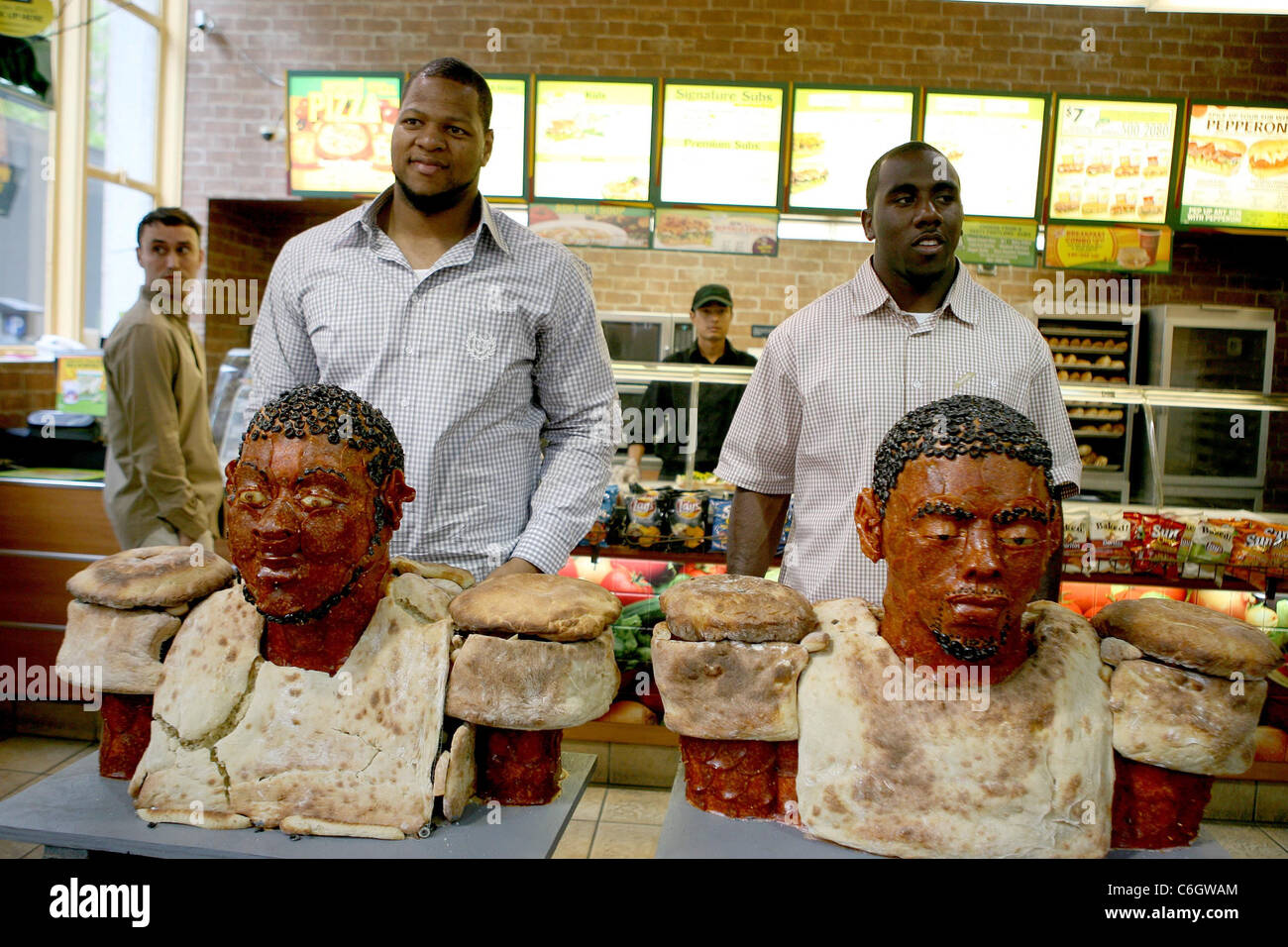 Top NFL Entwurf Perspektiven Ndamukong Suh und C. J. Spiller enthüllen ihre lebensgroße Büsten aus Peperoni bei Subway Sandwich gemacht Stockfoto