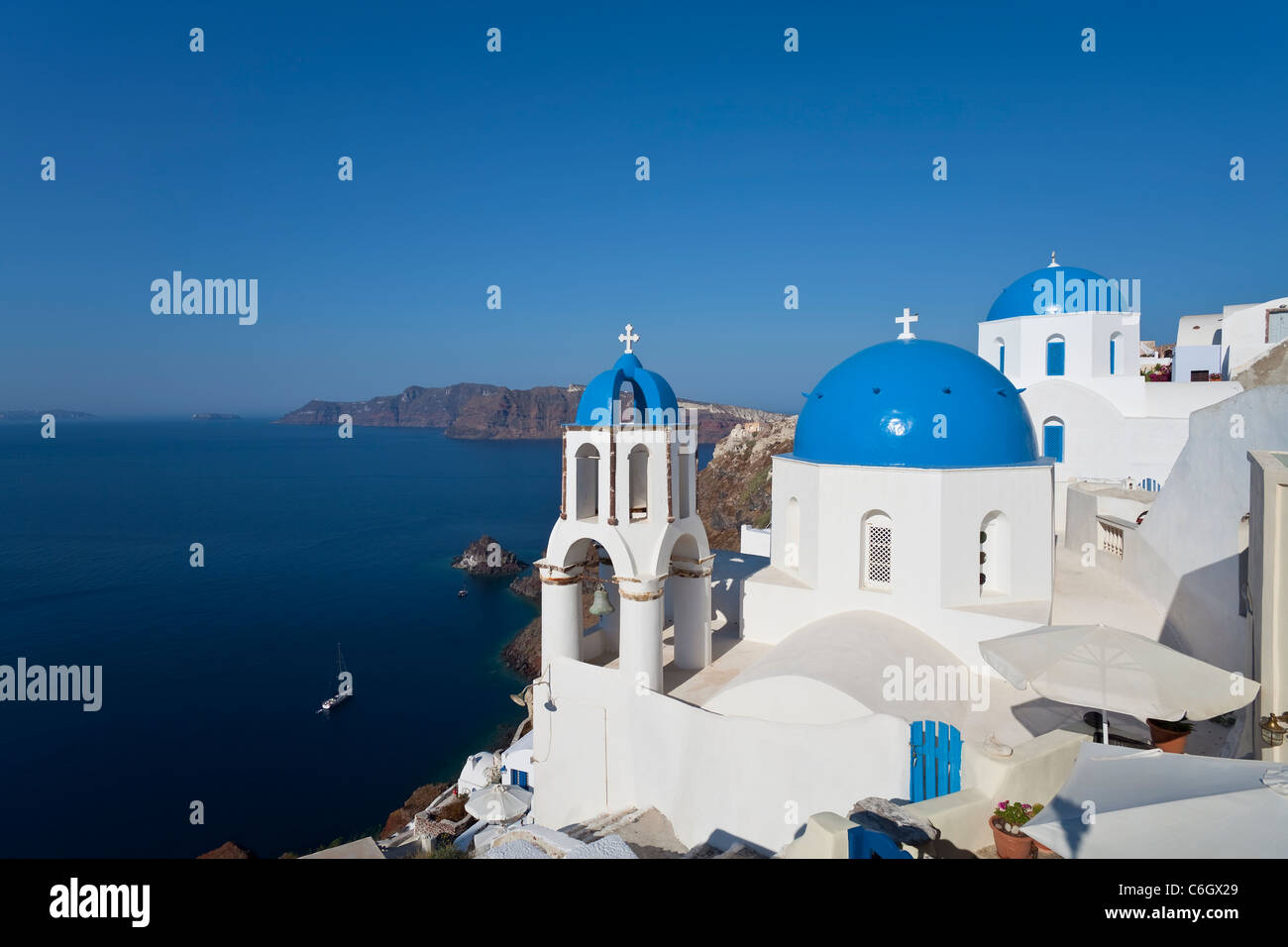 Blauen Kuppelkirchen im Dorf Oia (La), Santorini (Thira), Kykladen, Ägäis, Griechenland, Europa Stockfoto