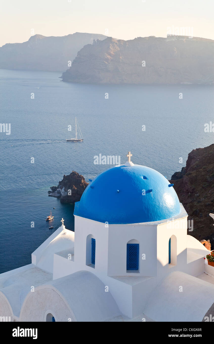 Blauen Kuppelkirchen im Dorf Oia (La), Santorini (Thira), Kykladen, Ägäis, Griechenland, Europa Stockfoto