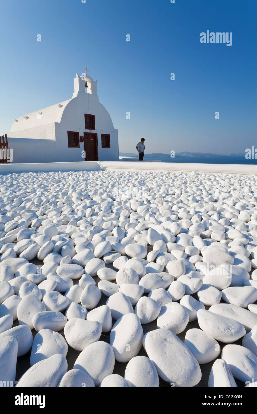 Kirche mit Blick auf die Ägäis in das Dorf Oia (La), Santorini (Thira), Kykladen, Griechenland, Europa Stockfoto