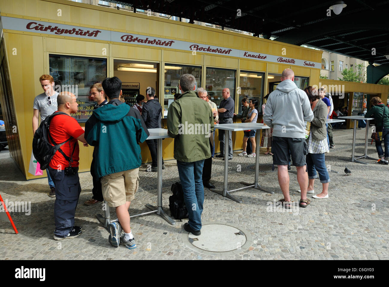 Imbiss Imbiss, älteste und berühmteste Wurst Konnopke stall, Schoenhauser Allee, Prenzlauer Berg, Berlin, Deutschland, Europa Stockfoto