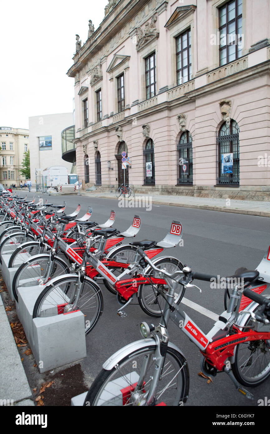 City-Bikes vor dem nationalen historischen Museum Gebäude in der Nähe Unter Den Linden Berlin, Deutschland Stockfoto