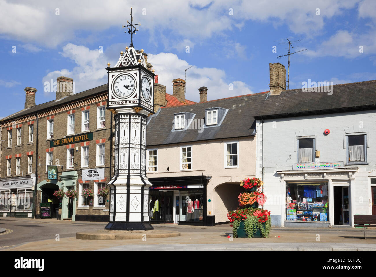 Marktplatz mit verzierten alte mechanische Uhr von James Scott 1878. Downham Market, Norfolk, England, UK. Stockfoto