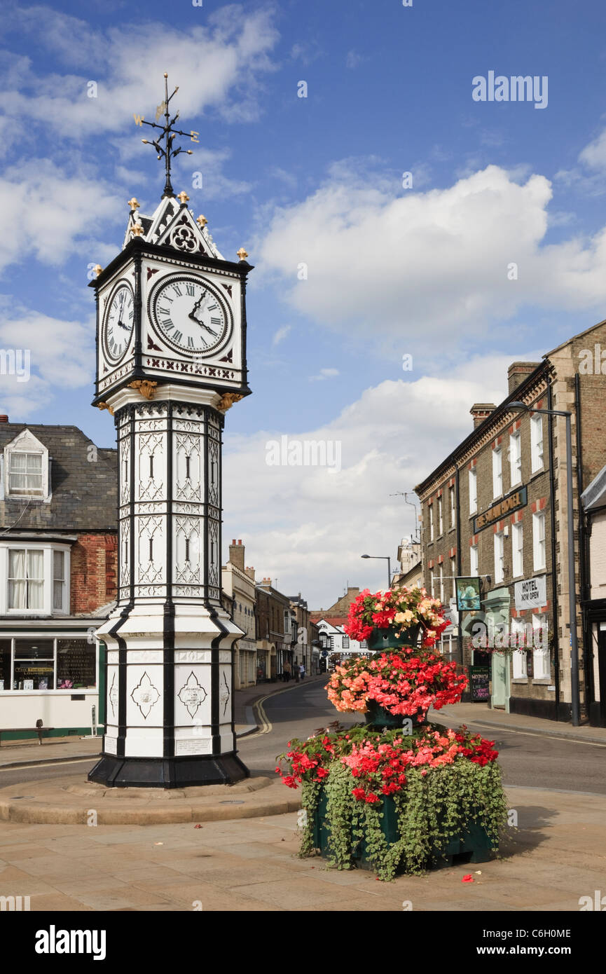 Downham Market, Norfolk, England, UK. Verzierte alte Standuhr von James Scott 1878 auf dem Stadtplatz mit Blick entlang der High Street Stockfoto