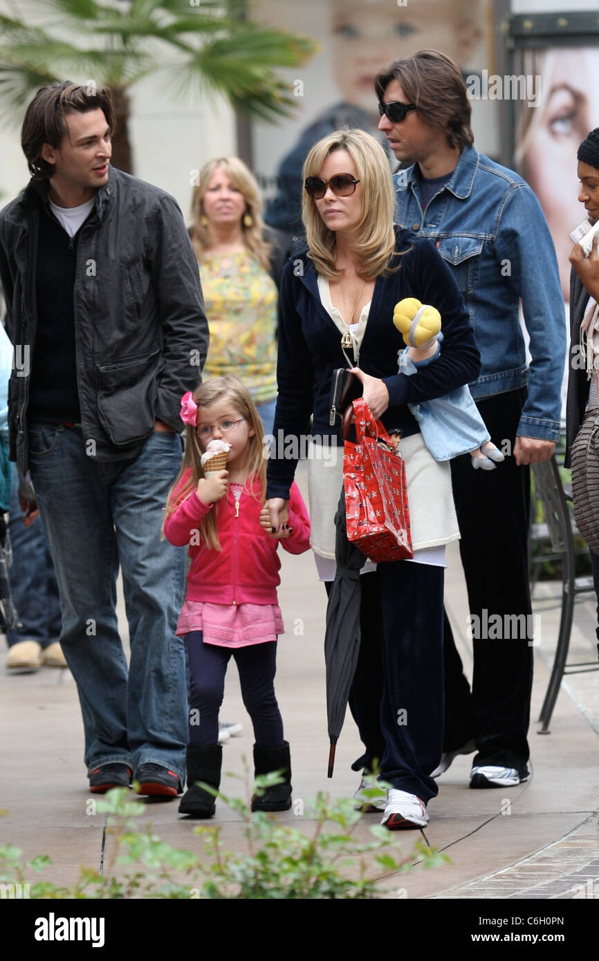 Amanda Holden Ehemann Chris Hughes Und Tochter Alexa Hughes Einkaufen Fur Den Tag In The Grove Mall In Hollywood Los Stockfotografie Alamy