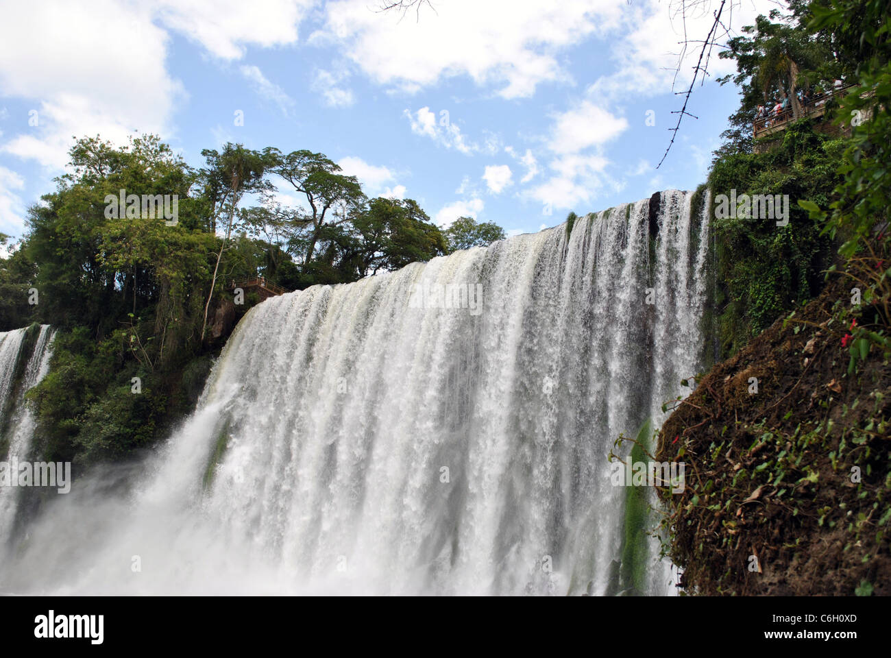 Iguazu Wasserfälle, Brasilien; unter einem der Wasserfälle. Stockfoto